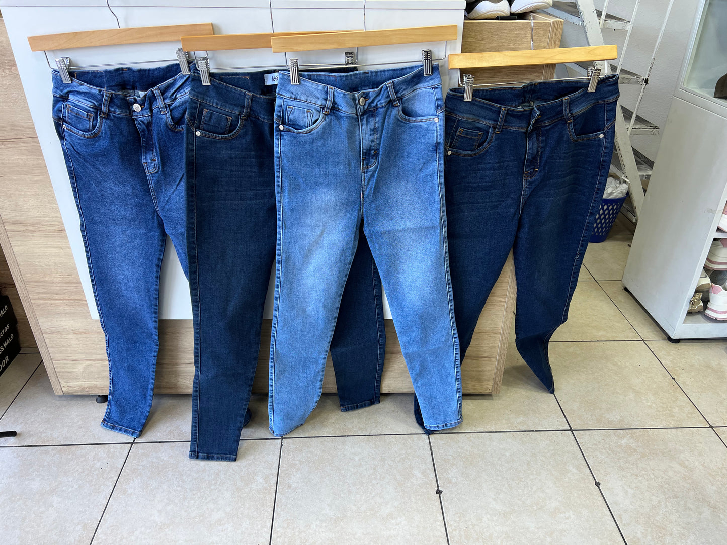 JEANS LEVANTA COLA