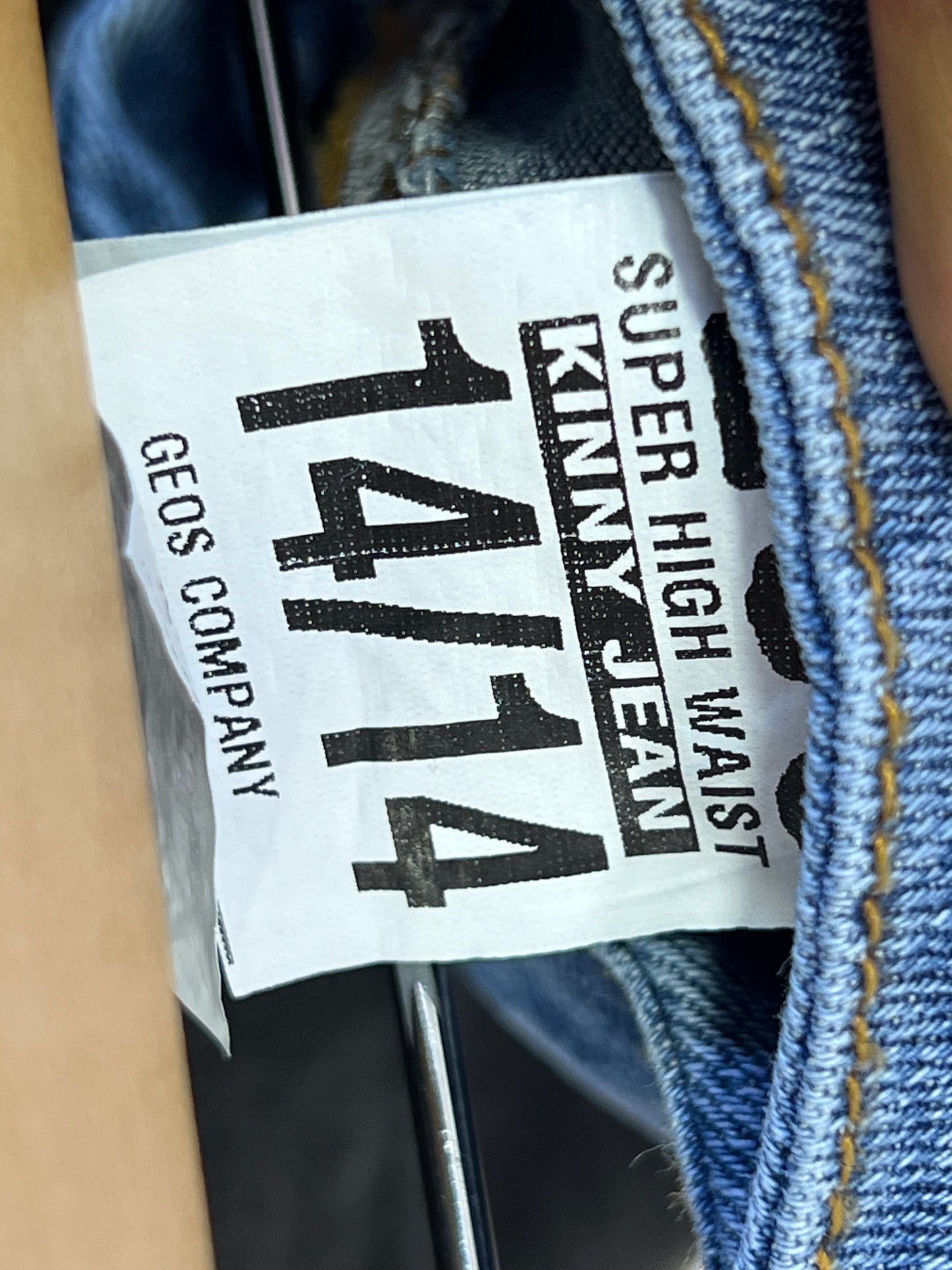 JEANS LEVANTA COLA